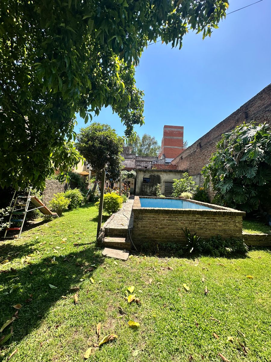 VENTA - CASA MULTIFAMILIAR - TAPIALES - SOBRE AVDA. B. SUR MER - 10