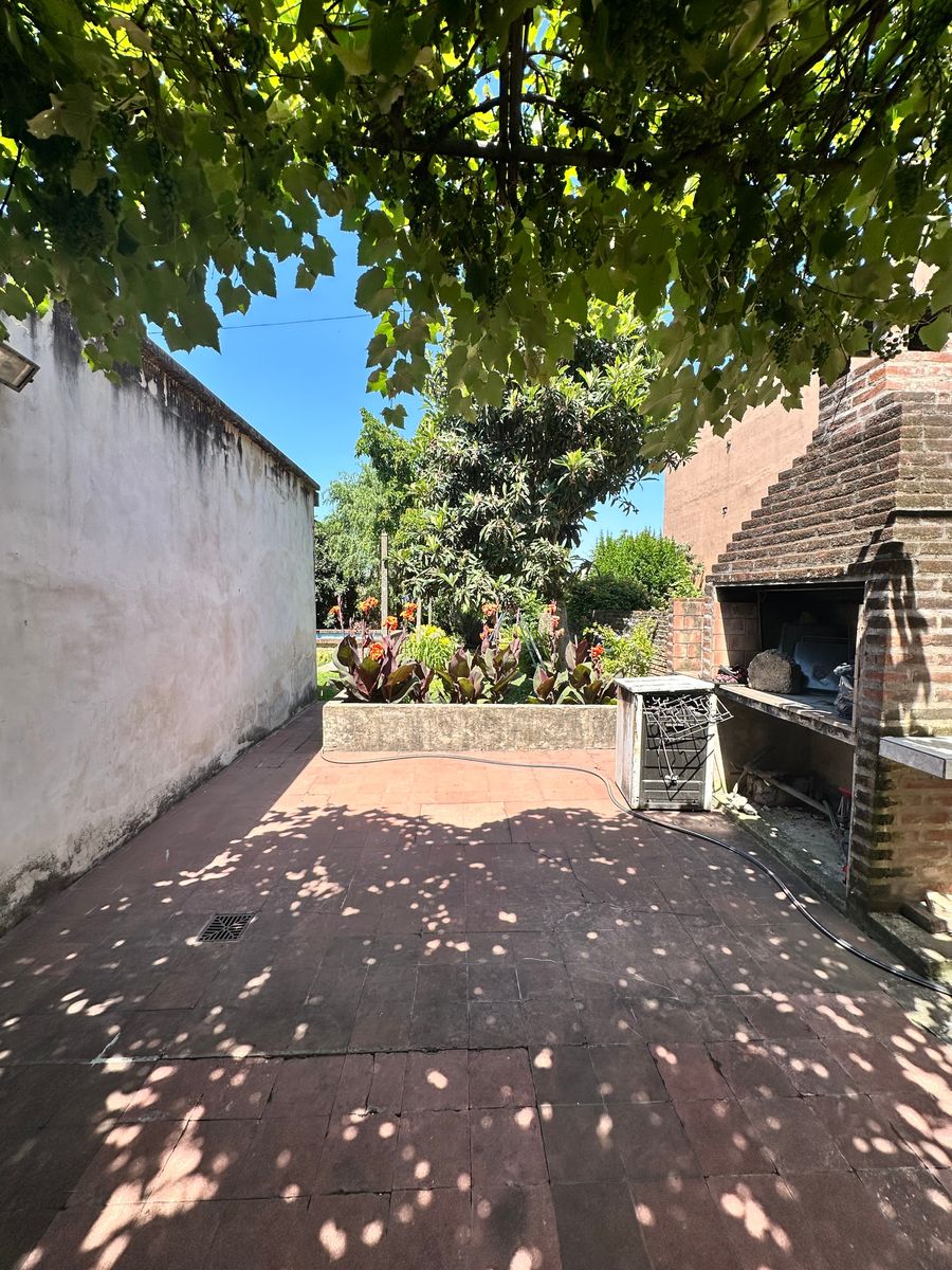 VENTA - CASA MULTIFAMILIAR - TAPIALES - SOBRE AVDA. B. SUR MER - 30