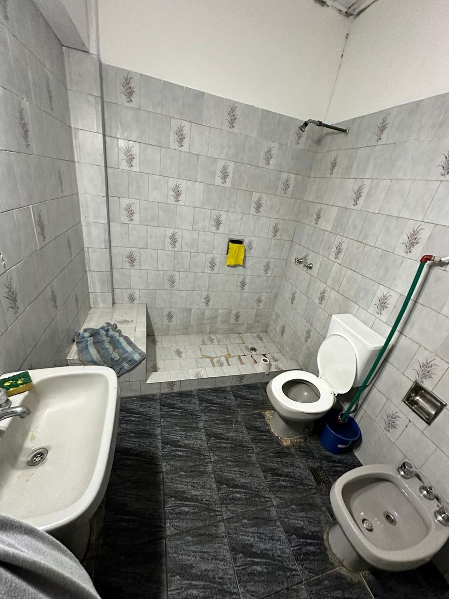 ALQUILER - RAMOS MEJIA - GALPON 580 m2 CON OFICINA - VESTUARIOS - 4