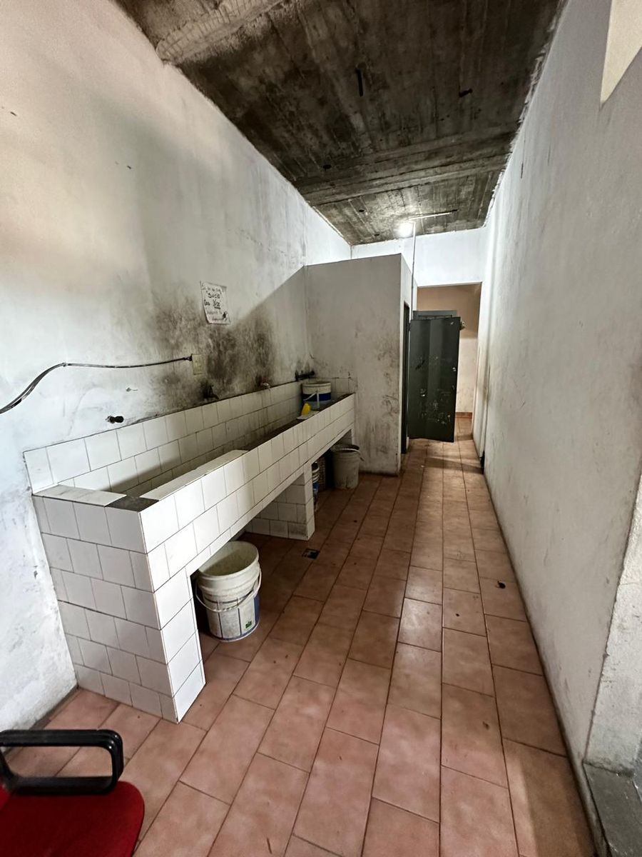 ALQUILER - RAMOS MEJIA - GALPON 580 m2 CON OFICINA - VESTUARIOS - 10