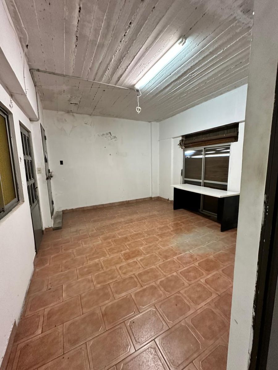 ALQUILER - RAMOS MEJIA - GALPON 580 m2 CON OFICINA - VESTUARIOS - 12