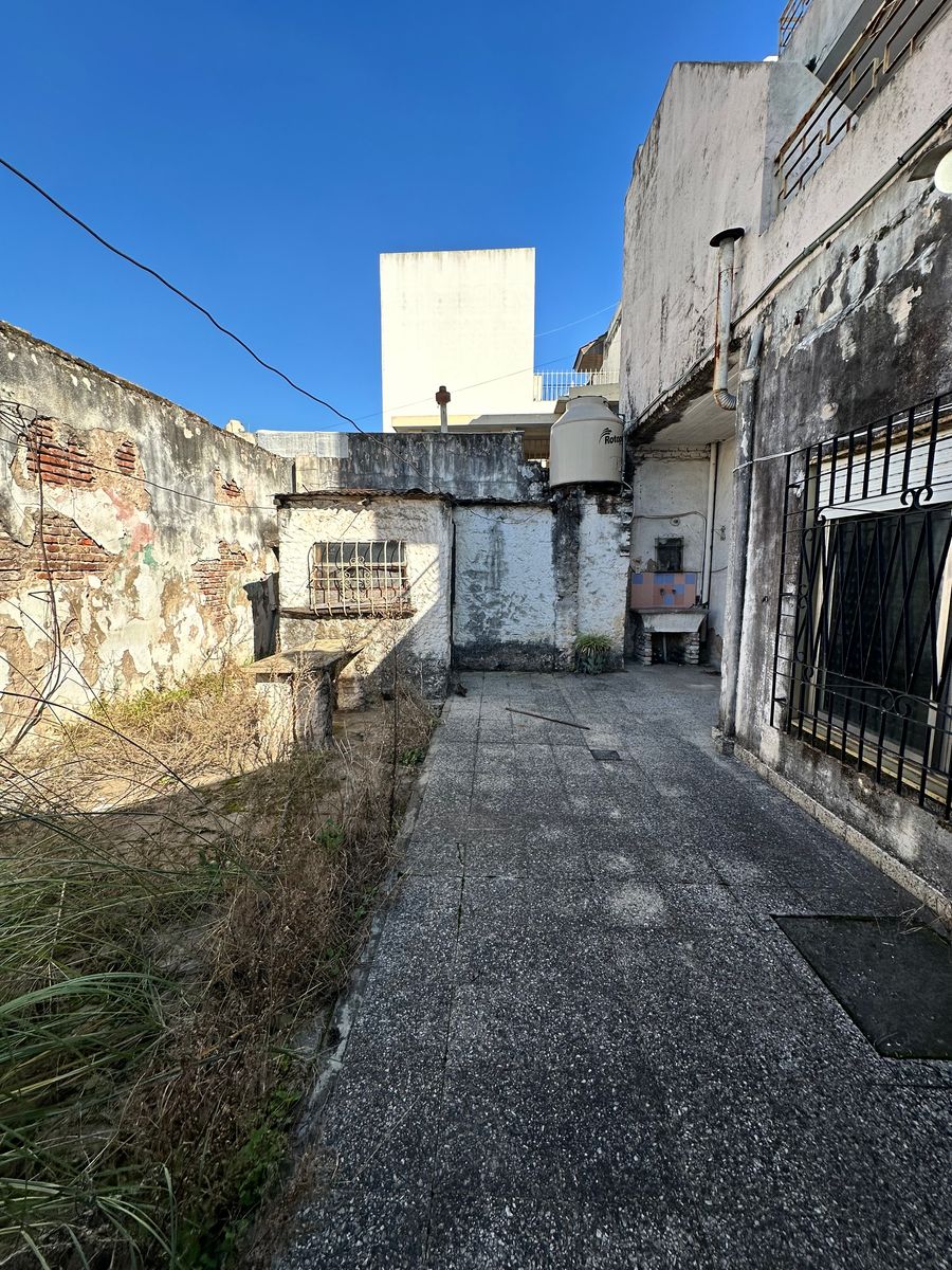 VENTA - CASA MULTIFAMILIAR A REFACCIONAR - VILLA MADERO - 30