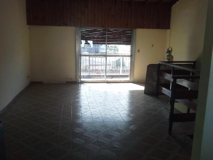 ALQUILER DEPTO. 4 AMBIENTES MUY LUMINOSO, CON PATIO y BALCON A METROS DE AVENIDA CROVARA y ALFREDO PALACIOS - 1