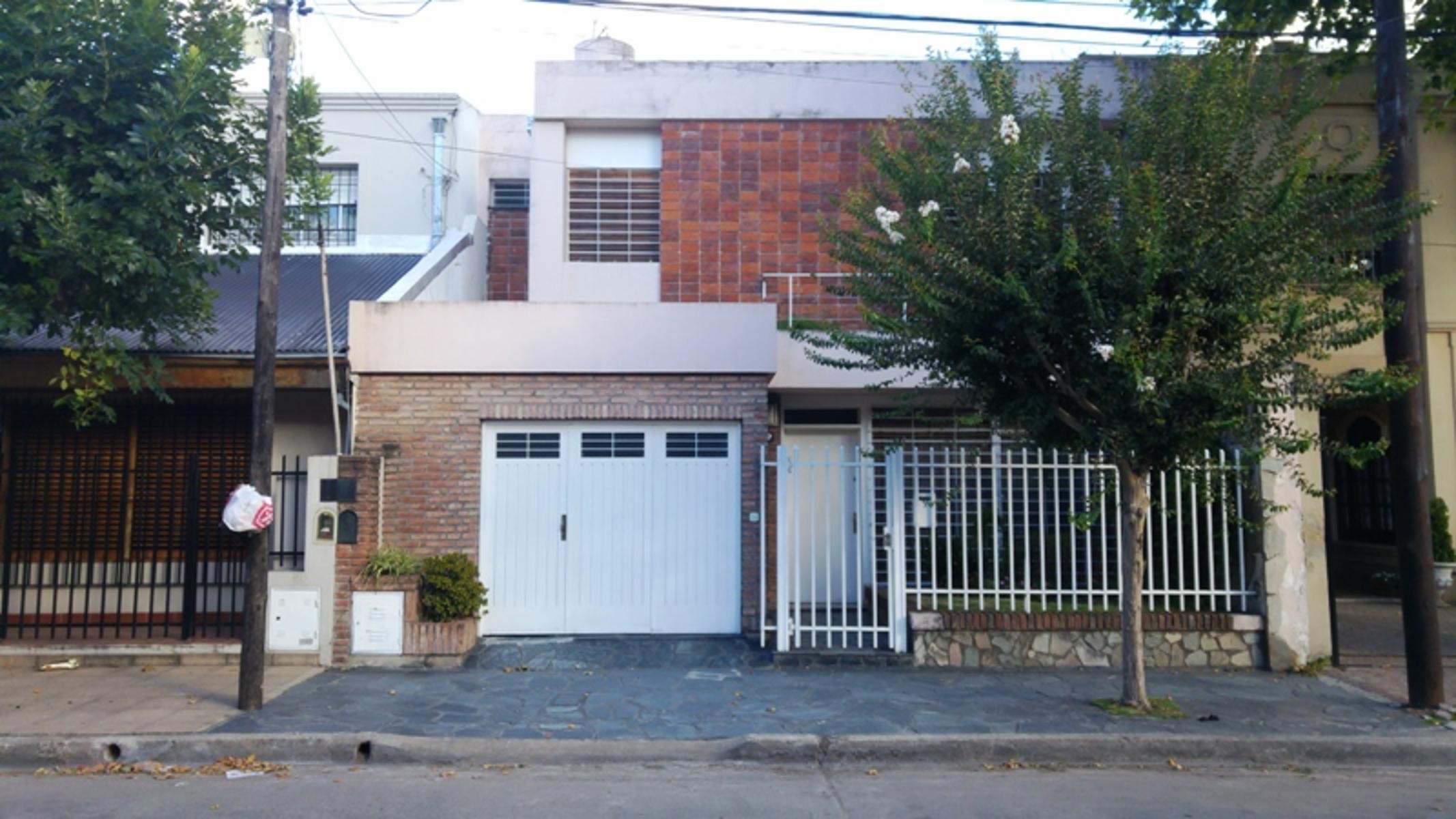 Casa de cuatro ambientes en venta en Haedo Sur