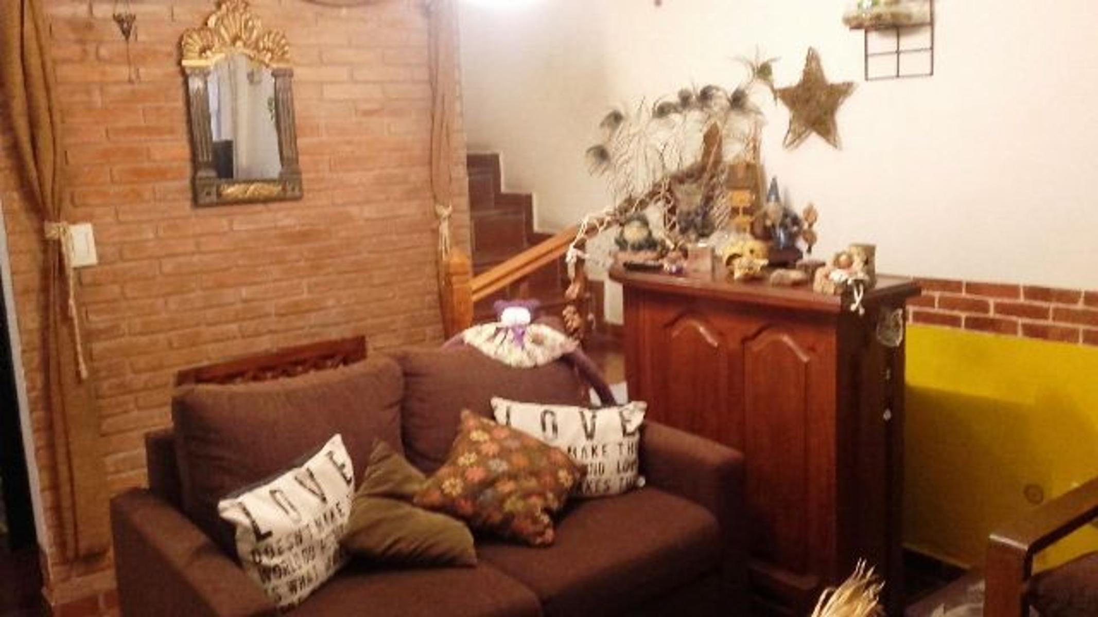 Duplex en dos plantas de tres ambientes en venta en Ramos Mejia Apto Credito