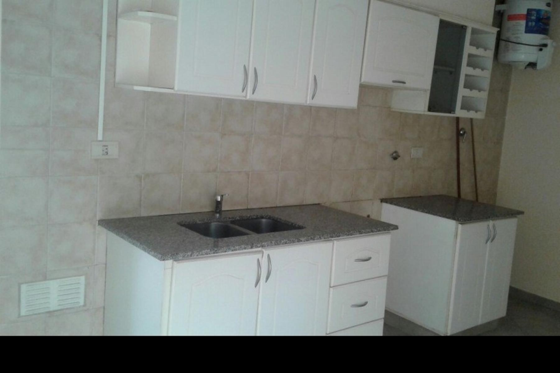 Ph en venta de dos ambientes con patio en Villa Luzuriaga