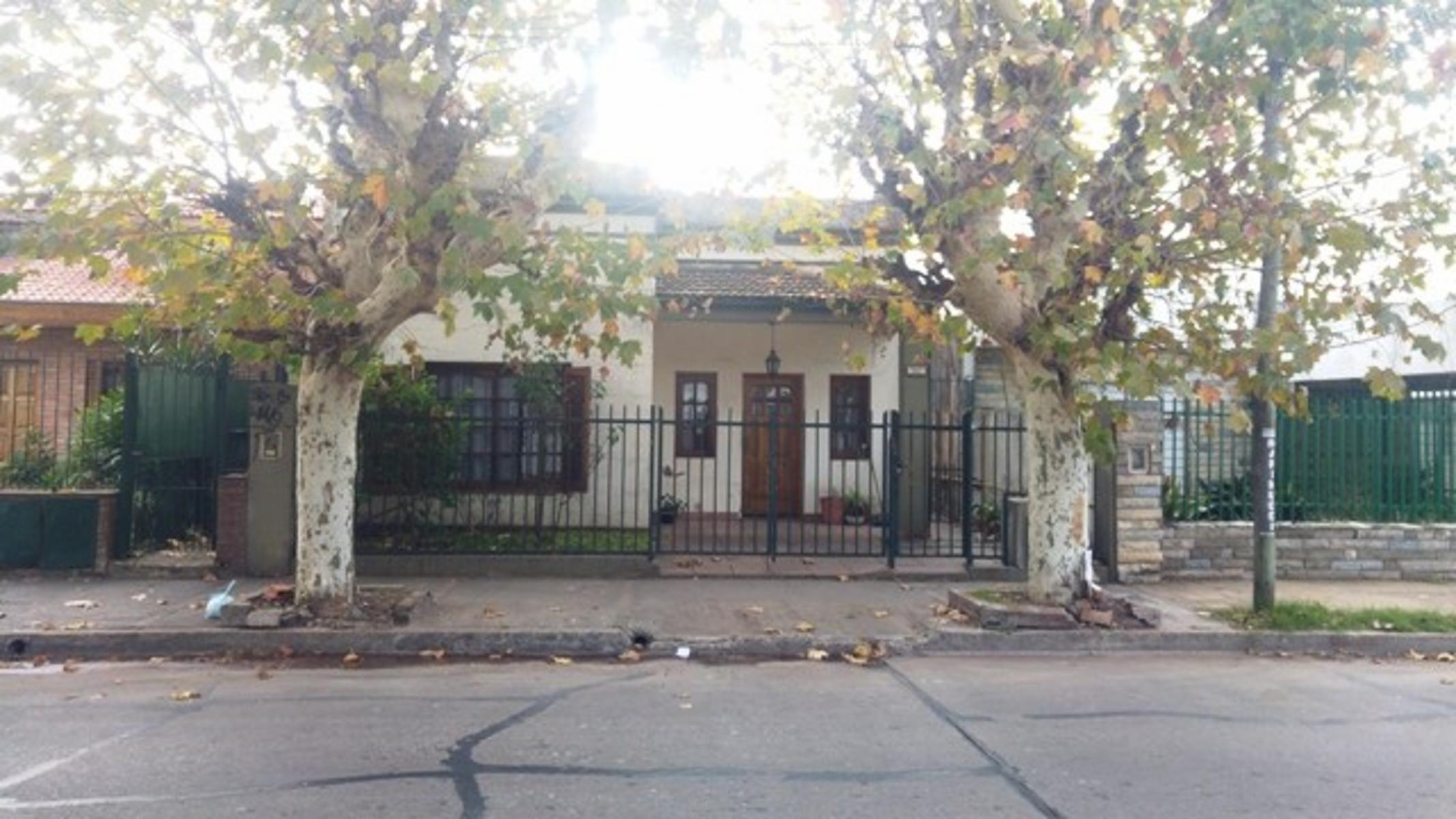 Casa en venta de tres ambientes en Haedo Sur