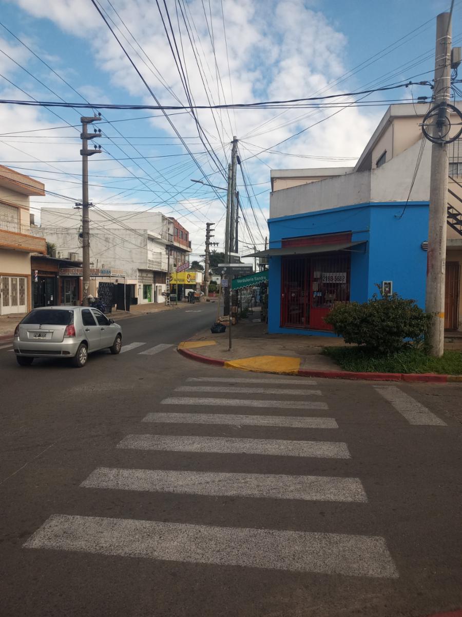 Venta de dos locales con departamento de cuatro ambientes en Moron Sur