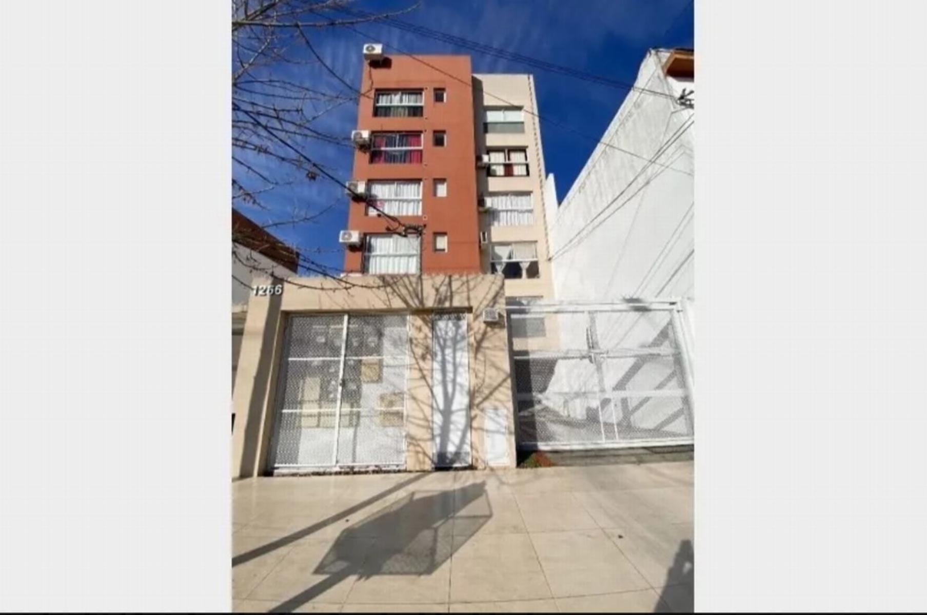 Departamento de tres ambientes en venta con cochera en Haedo Norte