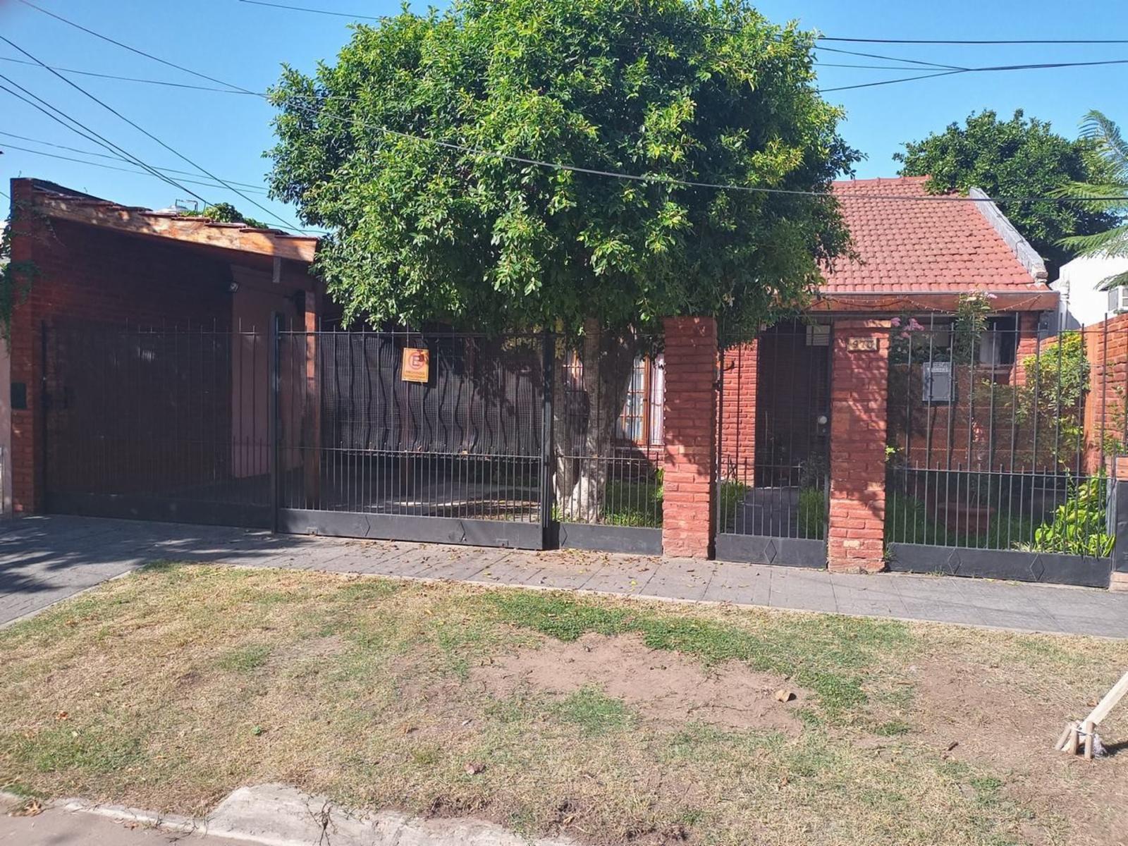 Chalet en venta de cinco ambientes en Haedo Norte