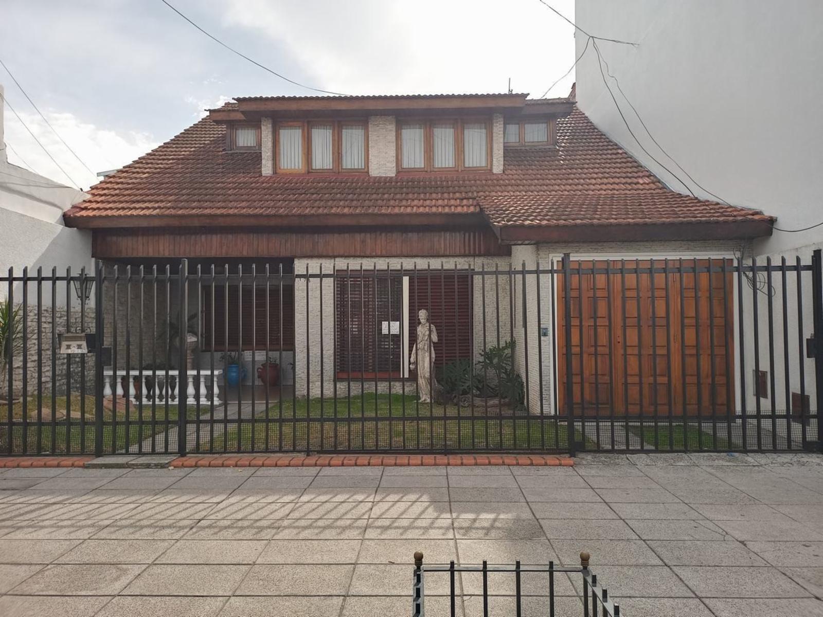 Chalet en venta de cuatro ambientes en Moron Sur