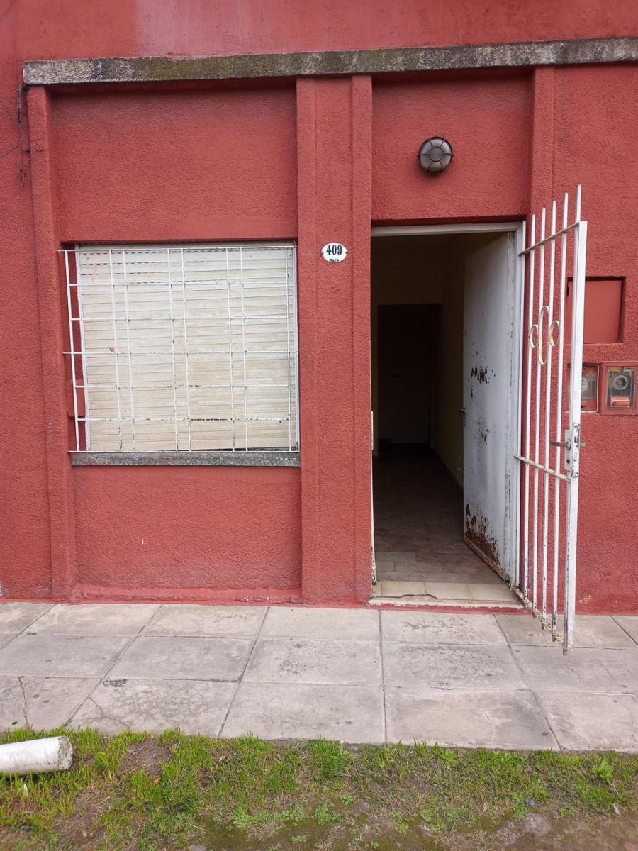 Departamento de dos ambientes con patio en venta en Moron