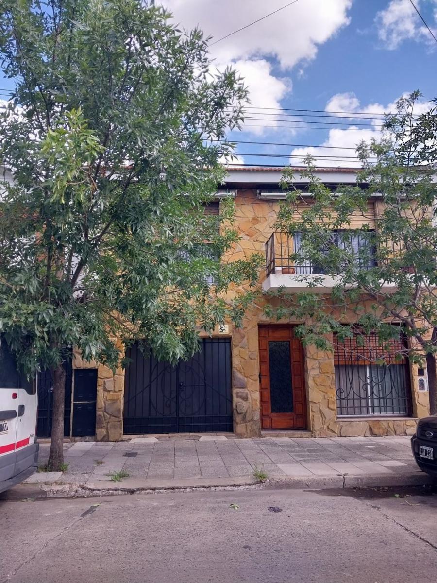 Venta de ph tipo casa al frente de cuatro ambientes en Haedo Norte