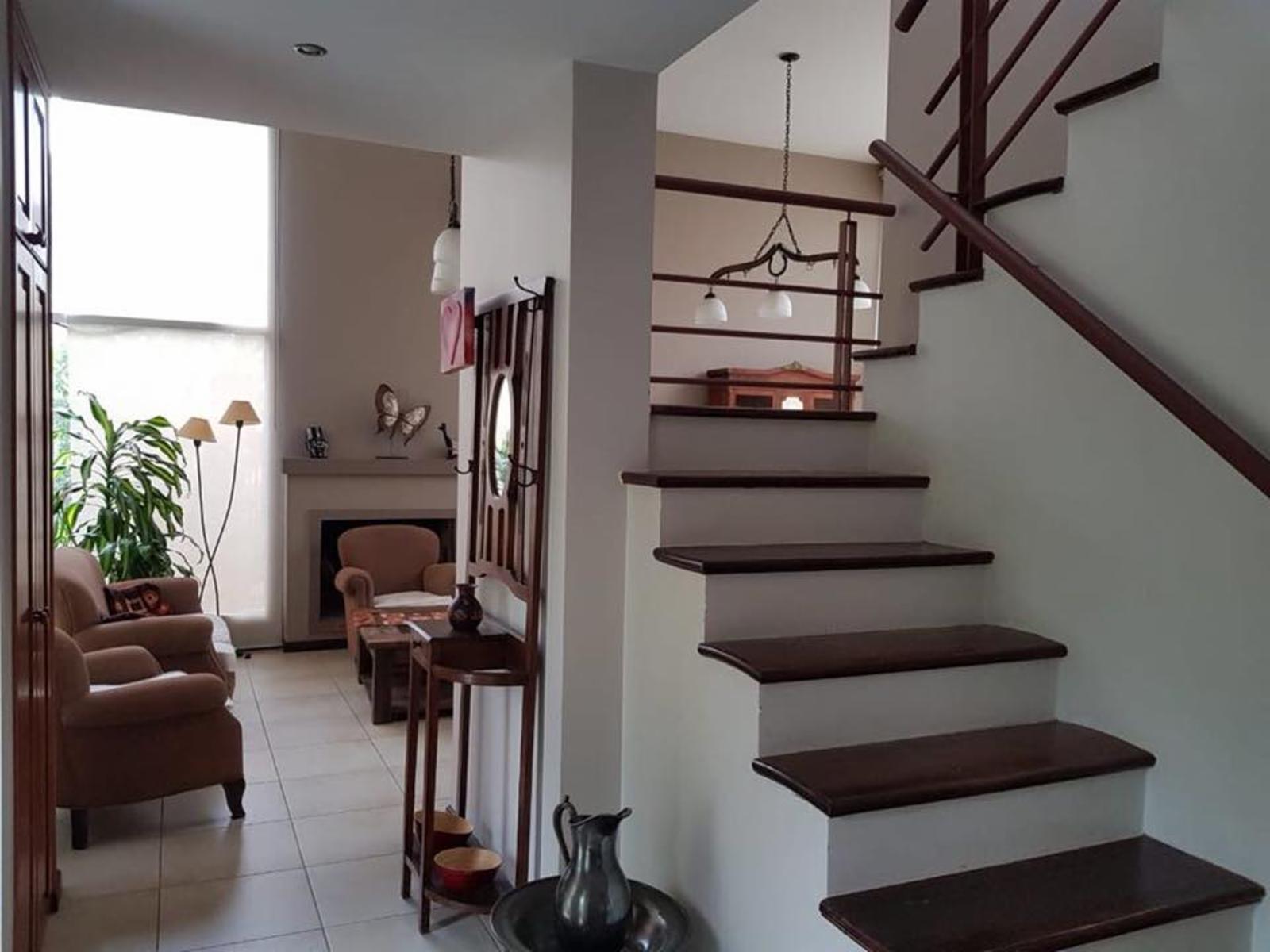 Casa en 2 Plantas en Barrio Privado Fincas de Iraola I