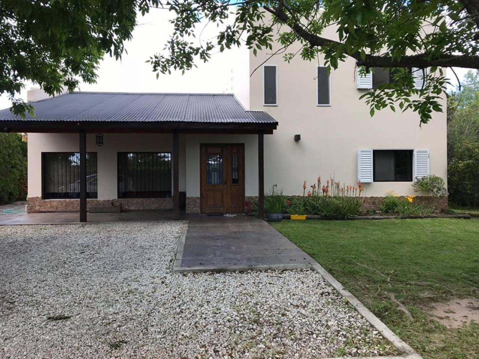 Casa en Venta en 2 Plantas en Barrio Privado Village del Parque
