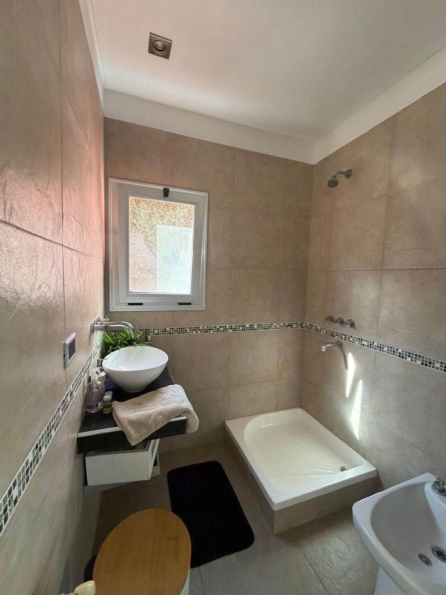 CASA EN ALQUILER Y VENTA - 37