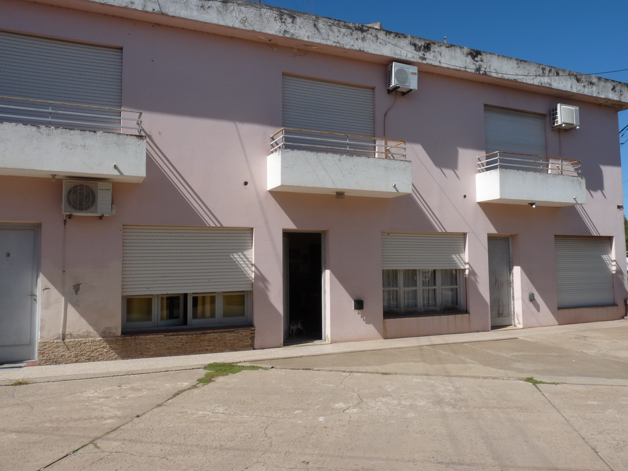 DEPARTAMENTO "Amplio" Tipo Casa - 2 Dormitorios con cochera, En excelente estado de conservación y mantenimiento. - 3
