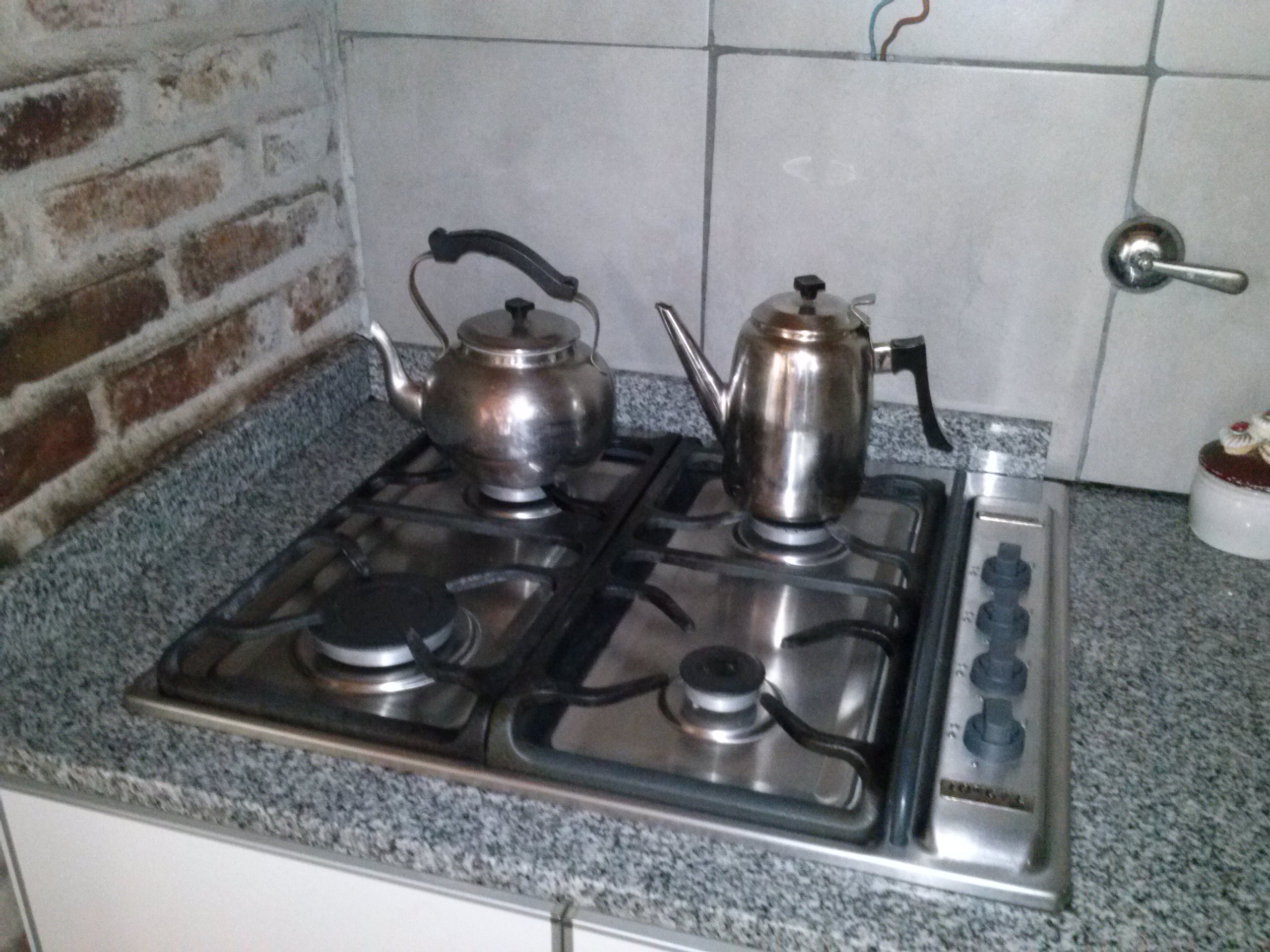 Casa CENTRICA de 2 Dormitorios, en buen estado. Garage para 2 vehículos - Quincho - - 1