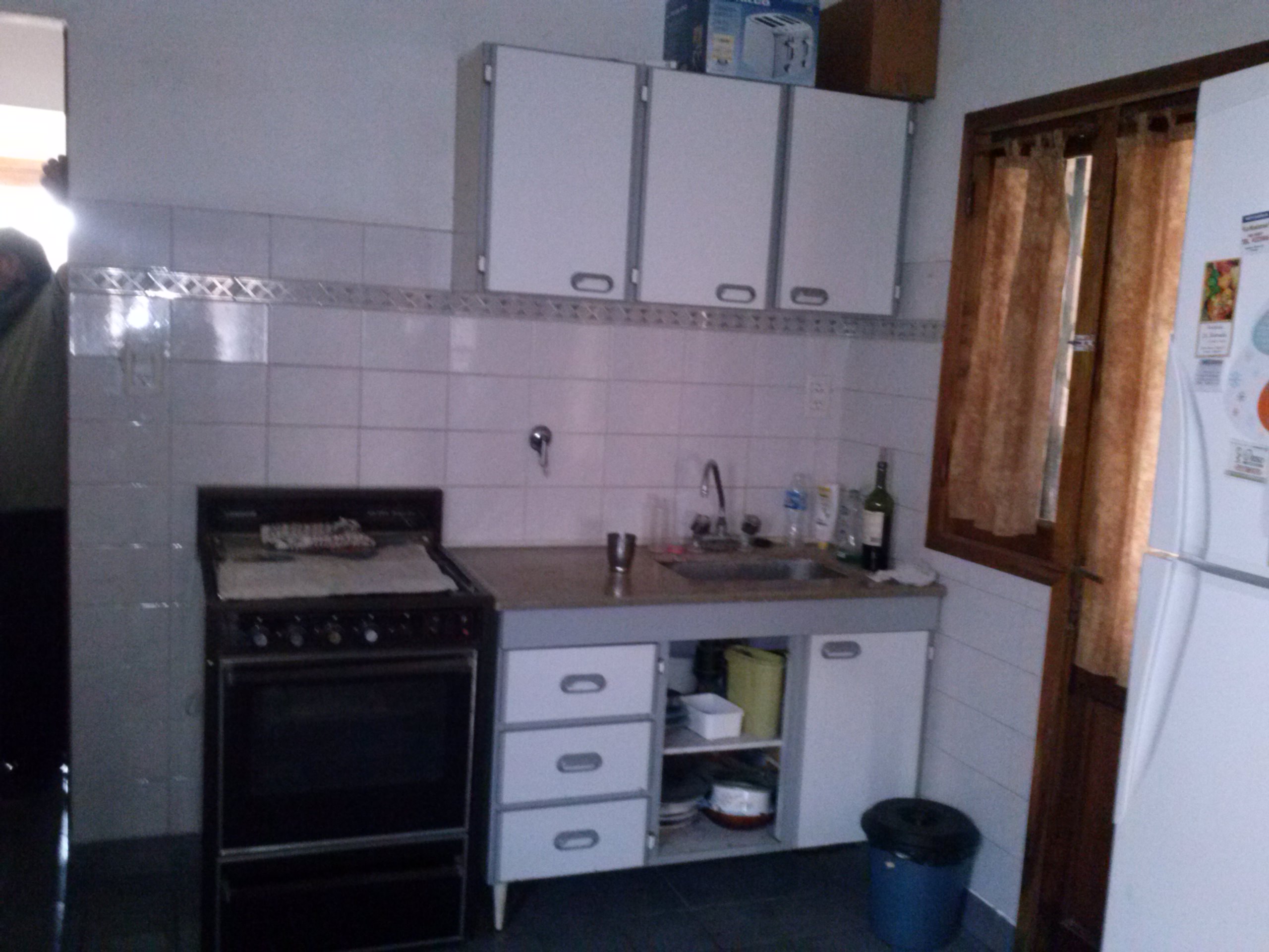 Casa CENTRICA de 2 Dormitorios, en buen estado. Garage para 2 vehículos - Quincho - 3