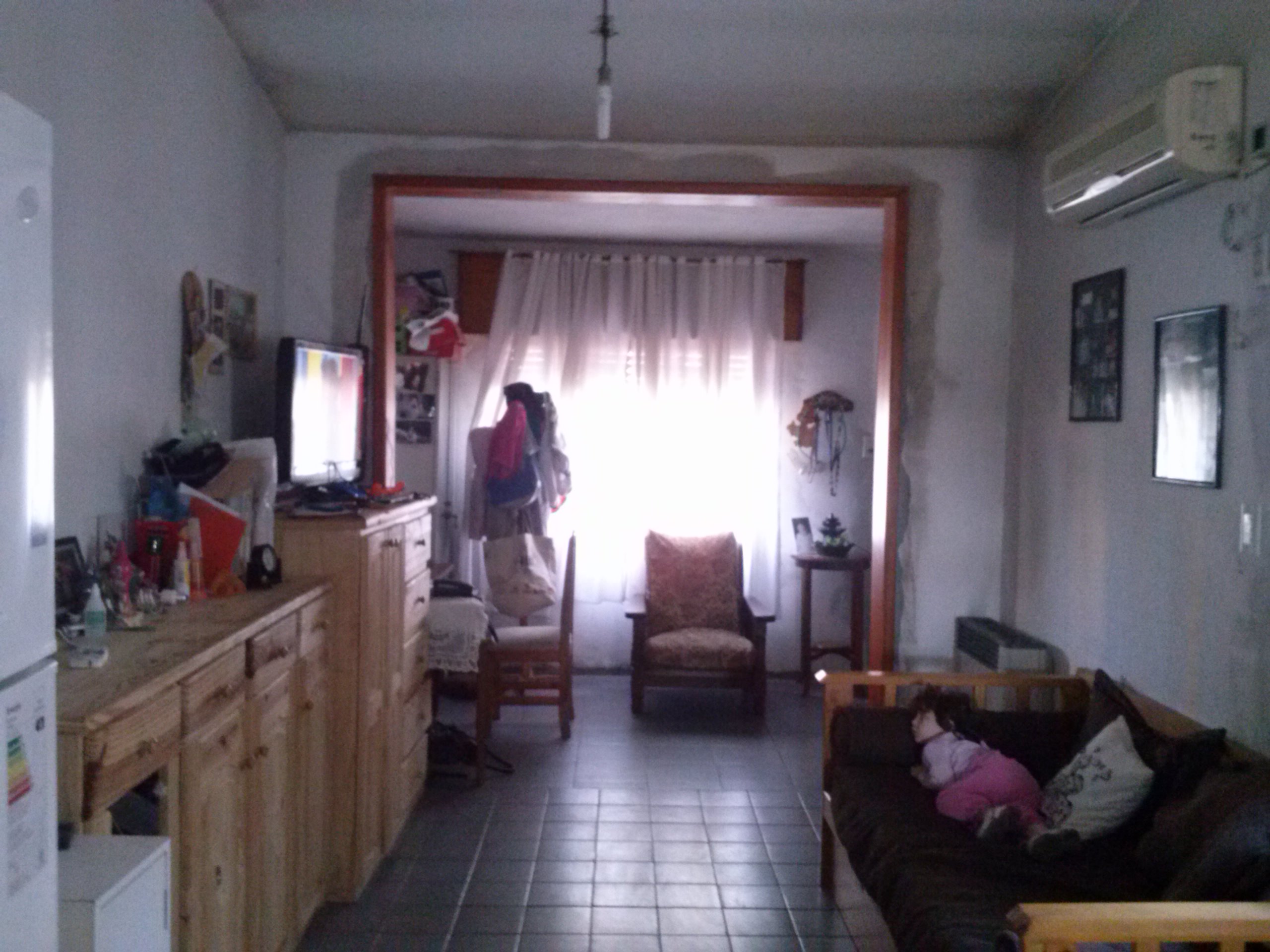 Casa CENTRICA de 2 Dormitorios, en buen estado. Garage para 2 vehículos - Quincho - 4