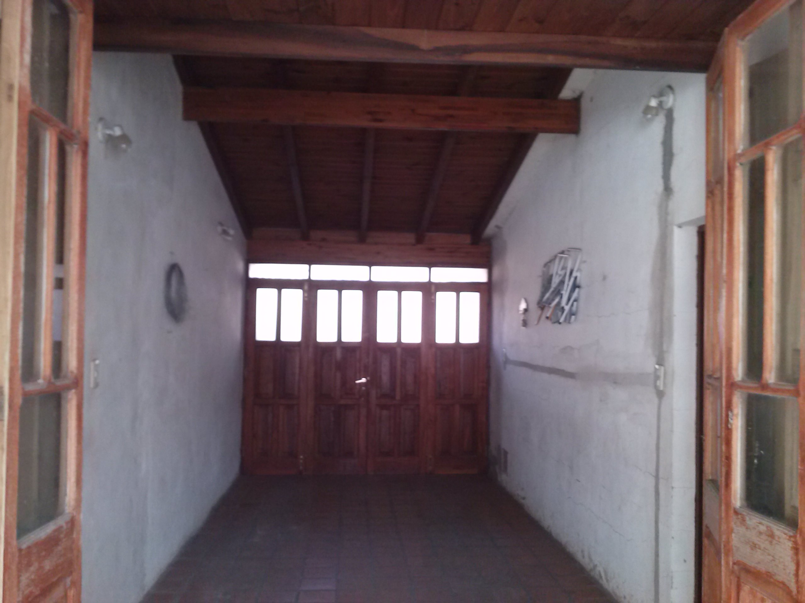 Casa CENTRICA de 2 Dormitorios, en buen estado. Garage para 2 vehículos - Quincho - 5