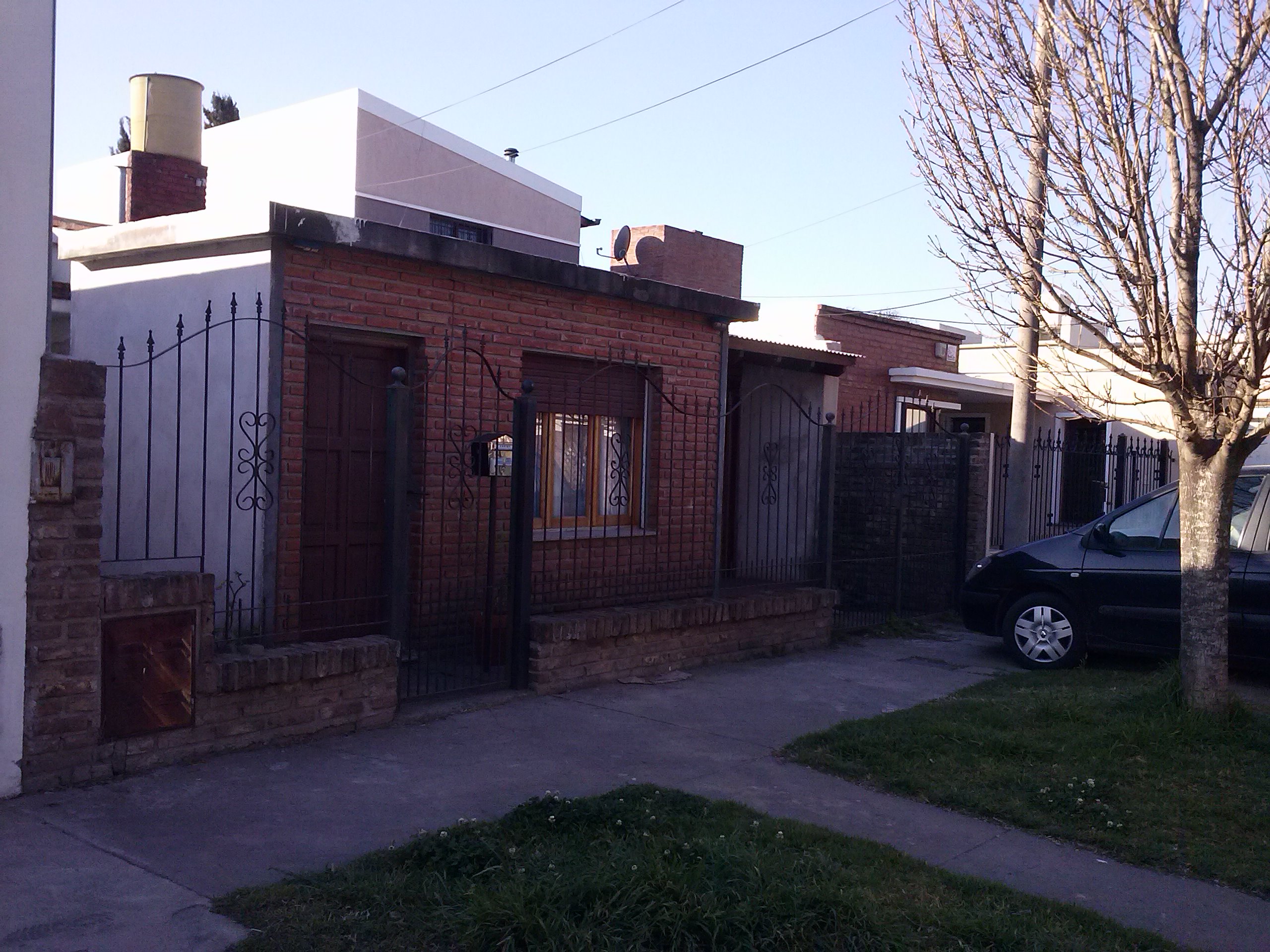 Casa CENTRICA de 2 Dormitorios, en buen estado. Garage para 2 vehículos - Quincho - 7