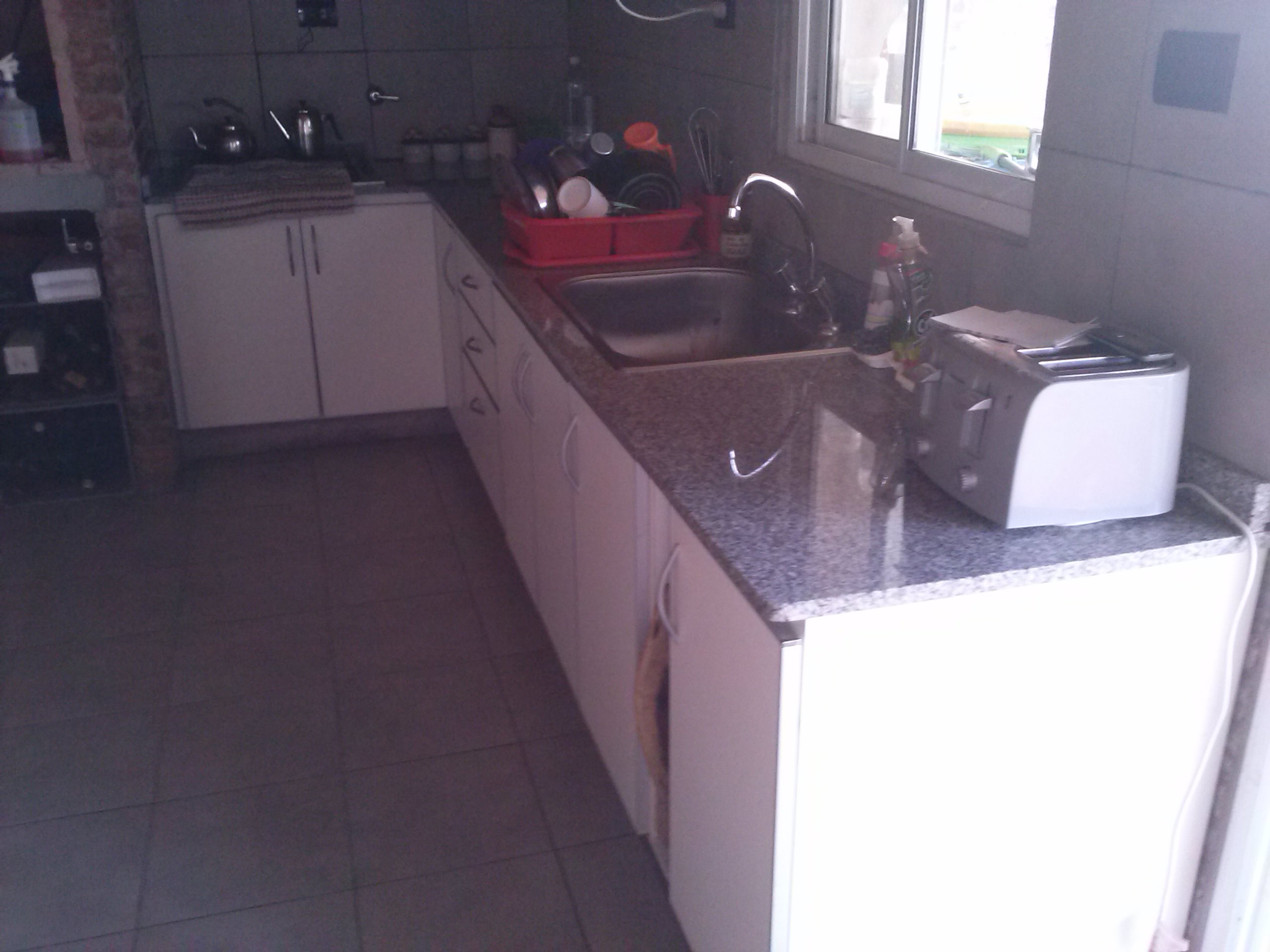 Casa CENTRICA de 2 Dormitorios, en buen estado. Garage para 2 vehículos - Quincho - 8
