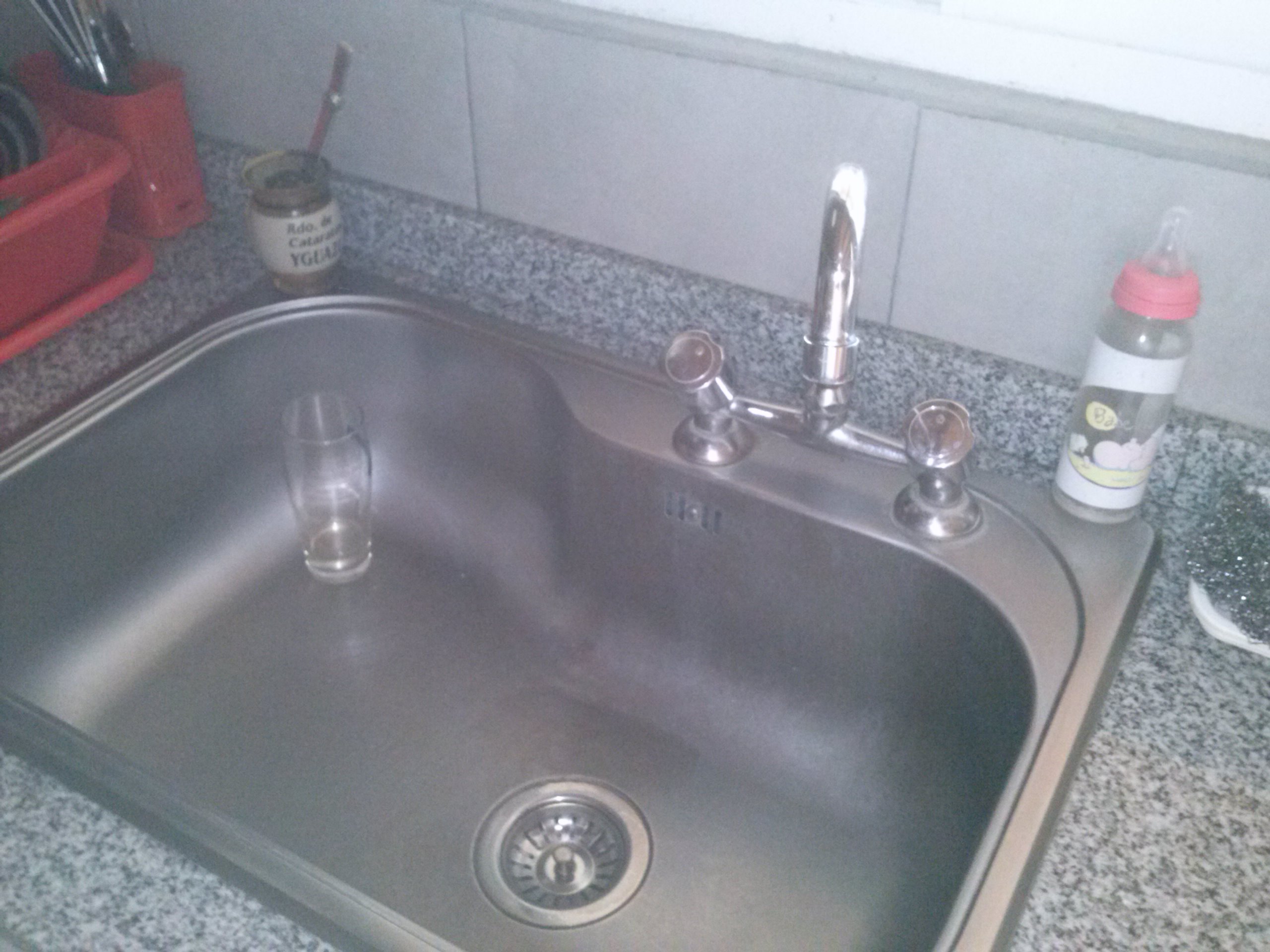 Casa CENTRICA de 2 Dormitorios, en buen estado. Garage para 2 vehículos - Quincho - 9