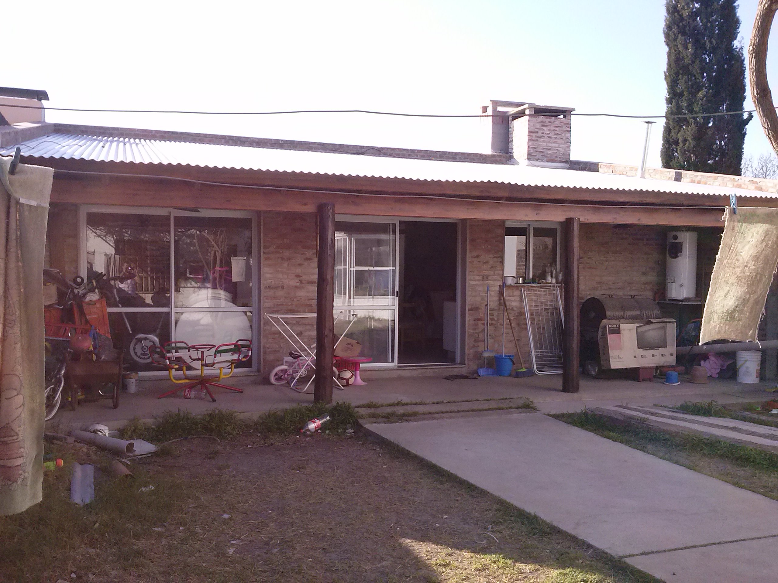 Casa CENTRICA de 2 Dormitorios, en buen estado. Garage para 2 vehículos - Quincho - 10