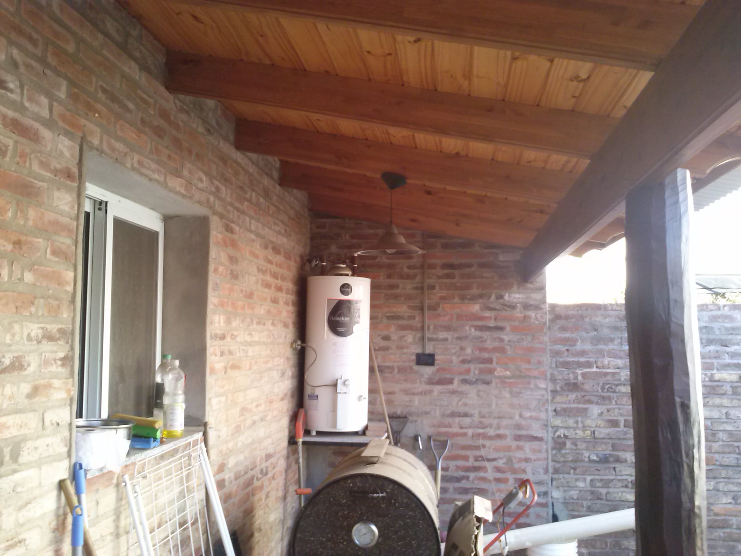 Casa CENTRICA de 2 Dormitorios, en buen estado. Garage para 2 vehículos - Quincho - 11