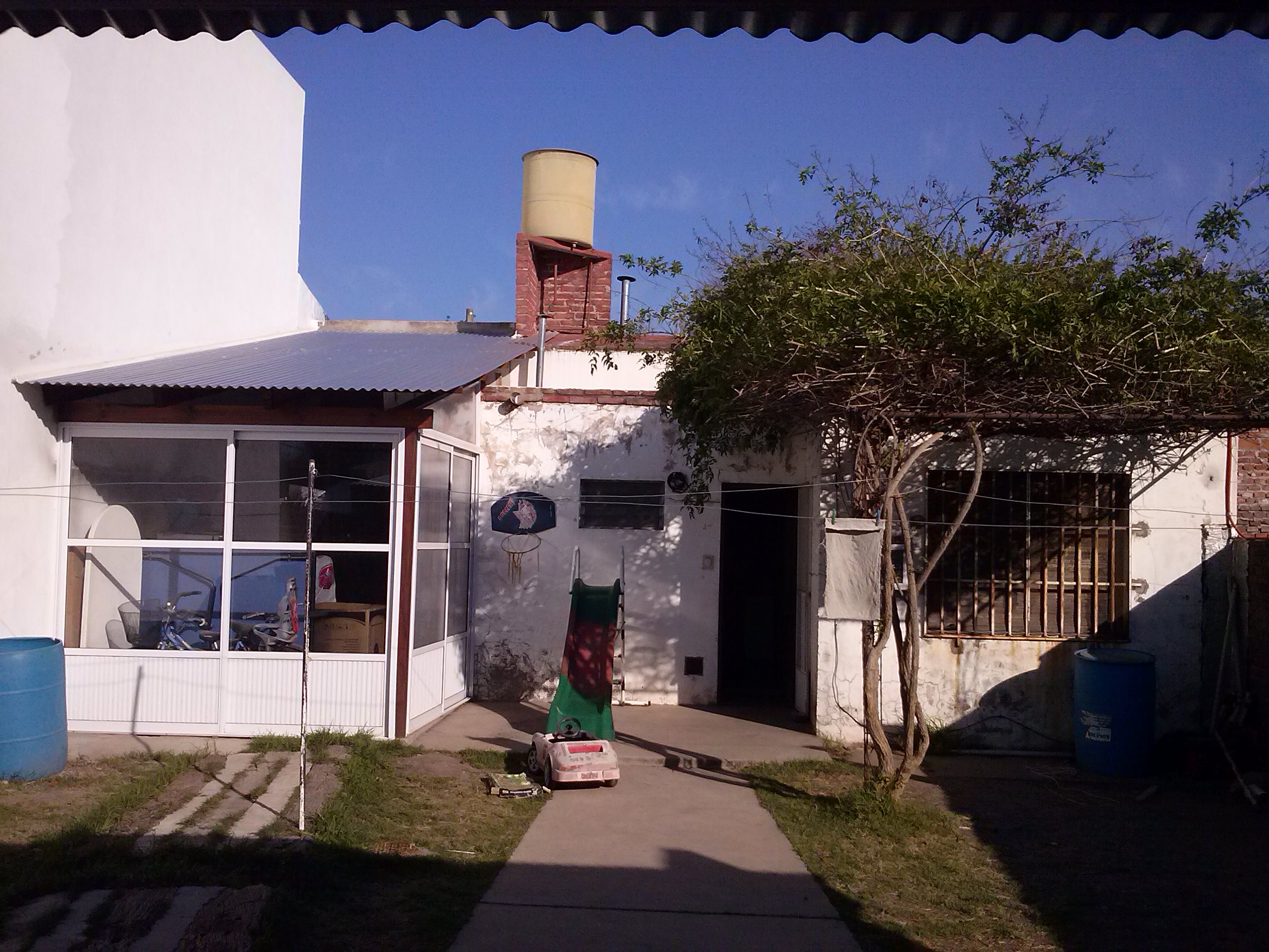 Casa CENTRICA de 2 Dormitorios, en buen estado. Garage para 2 vehículos - Quincho - 12