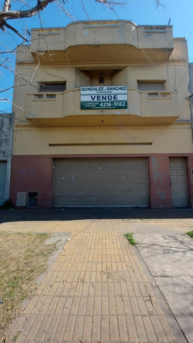 VENTA: DOS DEPARTAMENTOS DE 4 AMB. Y DE 3 AMB. LOCAL O GARAGE