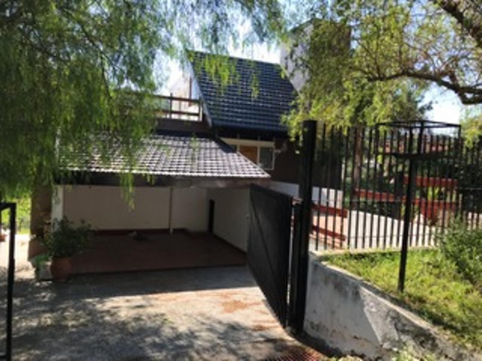 VENTA DE IMPORTANTE PROPIEDAD DE TRES PLANTAS EN COSTA AZUL CON MAGNÍFICA VISTA AL LAGO Y A LAS SIERRAS