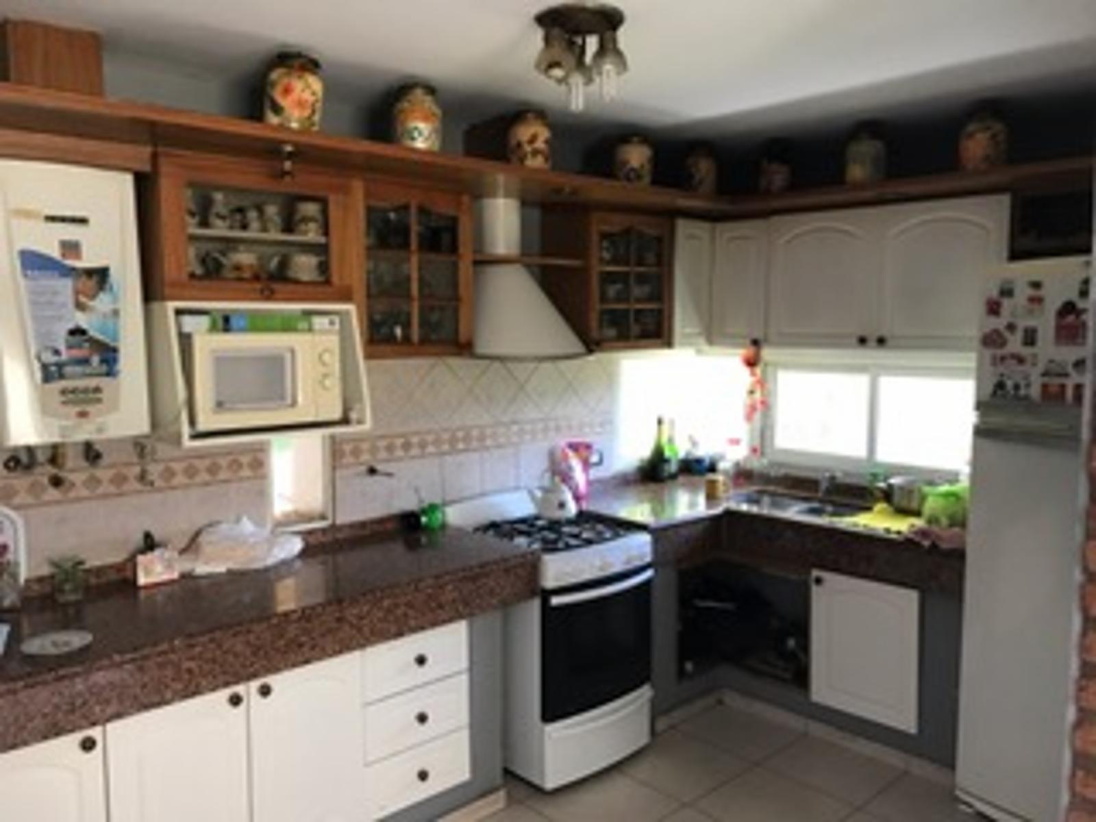 VENTA DE IMPORTANTE PROPIEDAD DE TRES PLANTAS EN COSTA AZUL CON MAGNÍFICA VISTA AL LAGO Y A LAS SIERRAS — foto 3