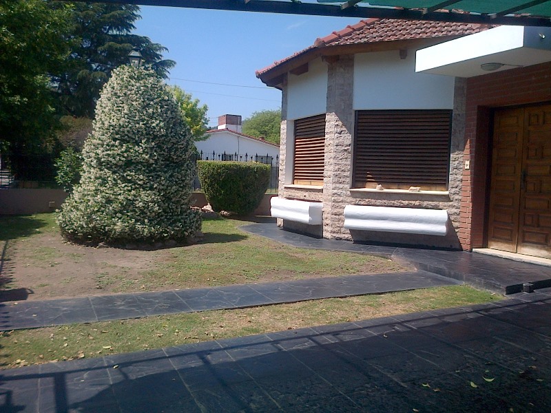 IMPORTANTE PROPIEDAD A LA VENTA EN BARRIO RESIDENCIAL SANTA RITA