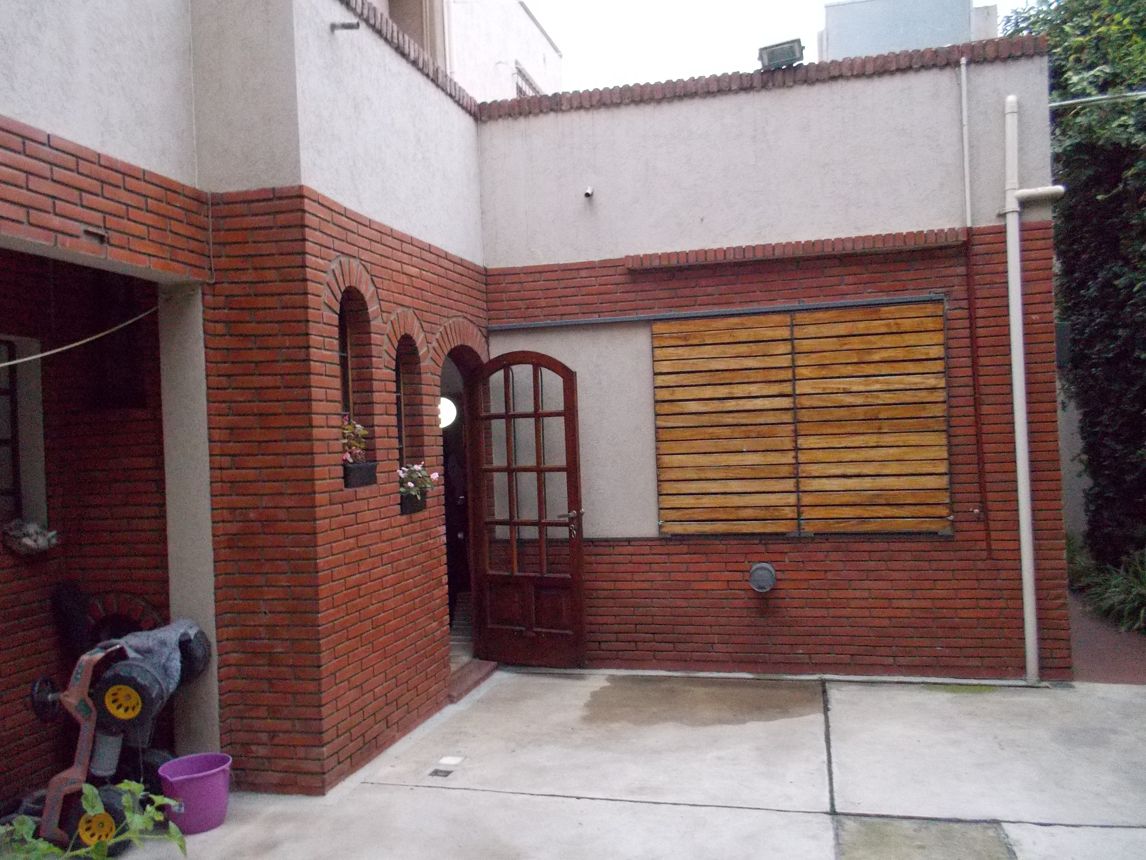 CASA DE 4 AMBIENTES CON ENTRADA DE AUTO.