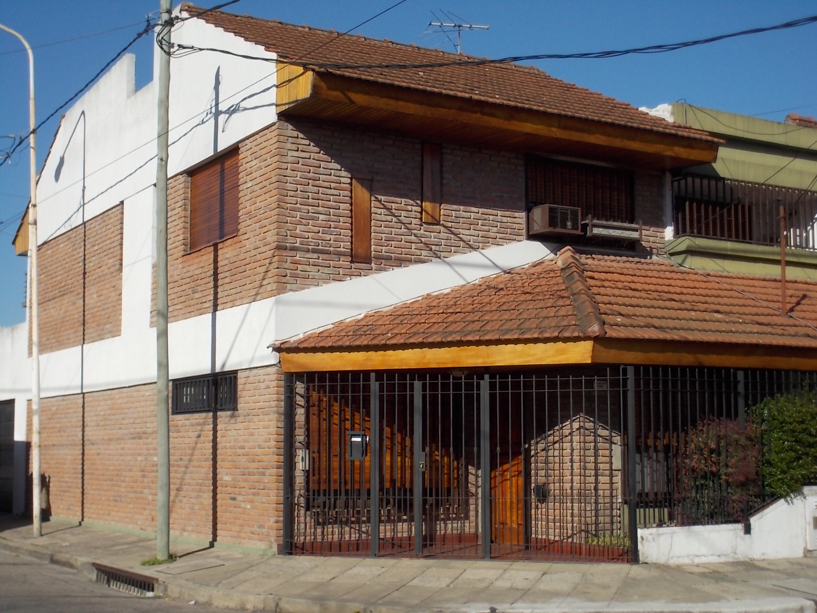 CHALET 5 AMBIENTES C/GARAGE A MTS DE COLEGIO DON BOSCO Y 1 C/ DE AV DE MAYO
TOMA CASA MENOR VALOR EN LA ZONA