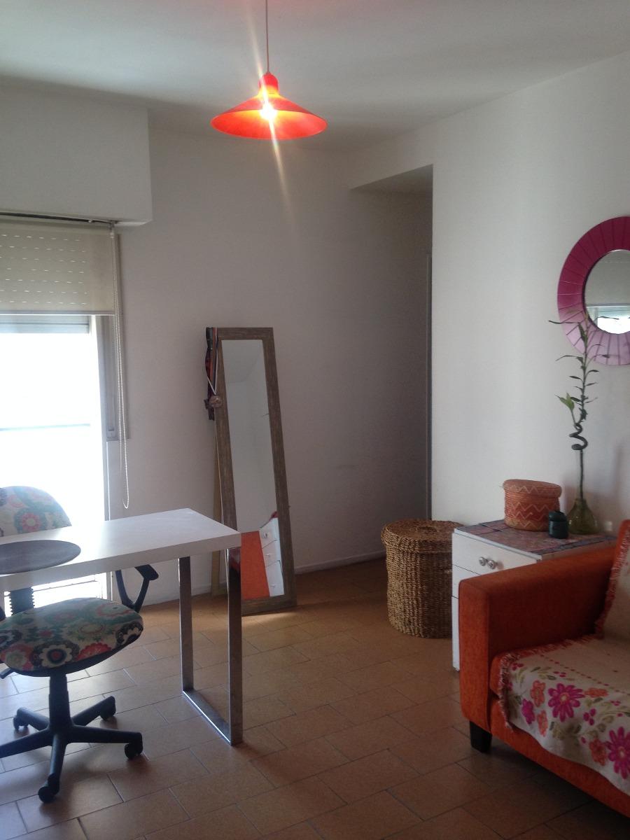 Departamento 2 ambientes lateral con balcón francés ,lavadero incorporado.