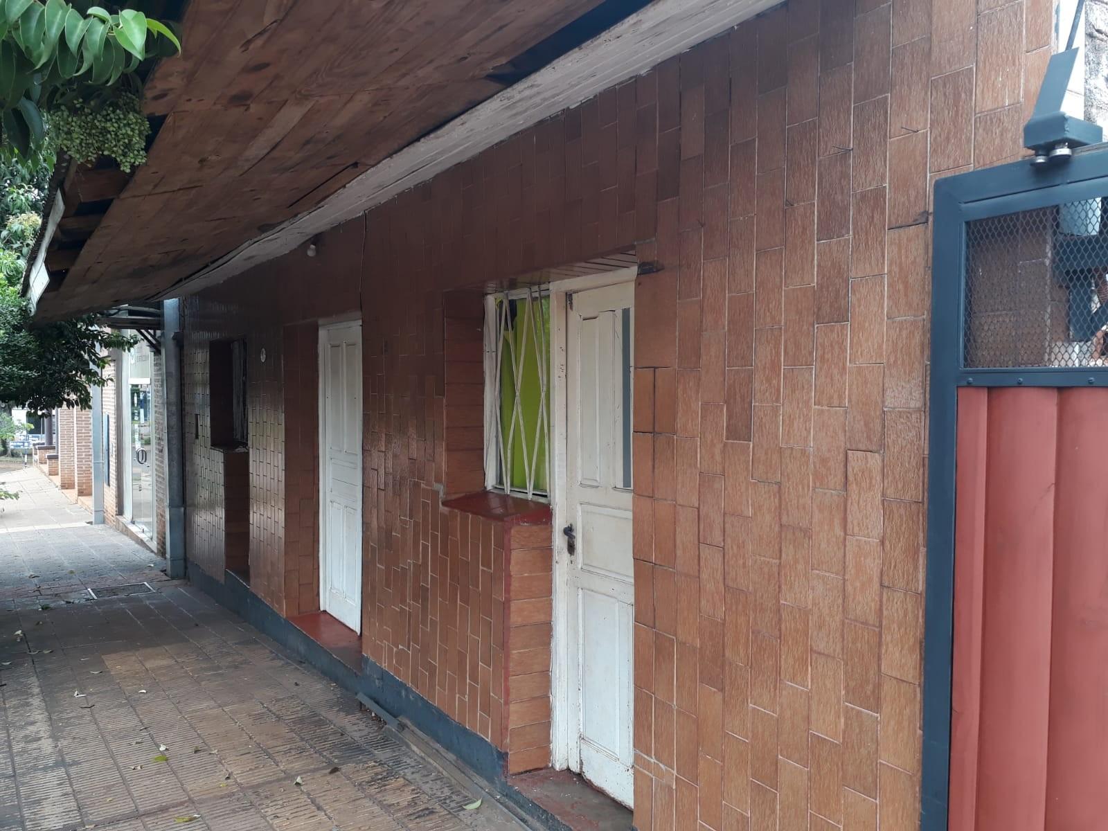 GUIDEK - STASIUK PROPIEDAES VENDE EXCELENTE CASA A 50 MTS DE AV. SARMIENTO — foto 3
