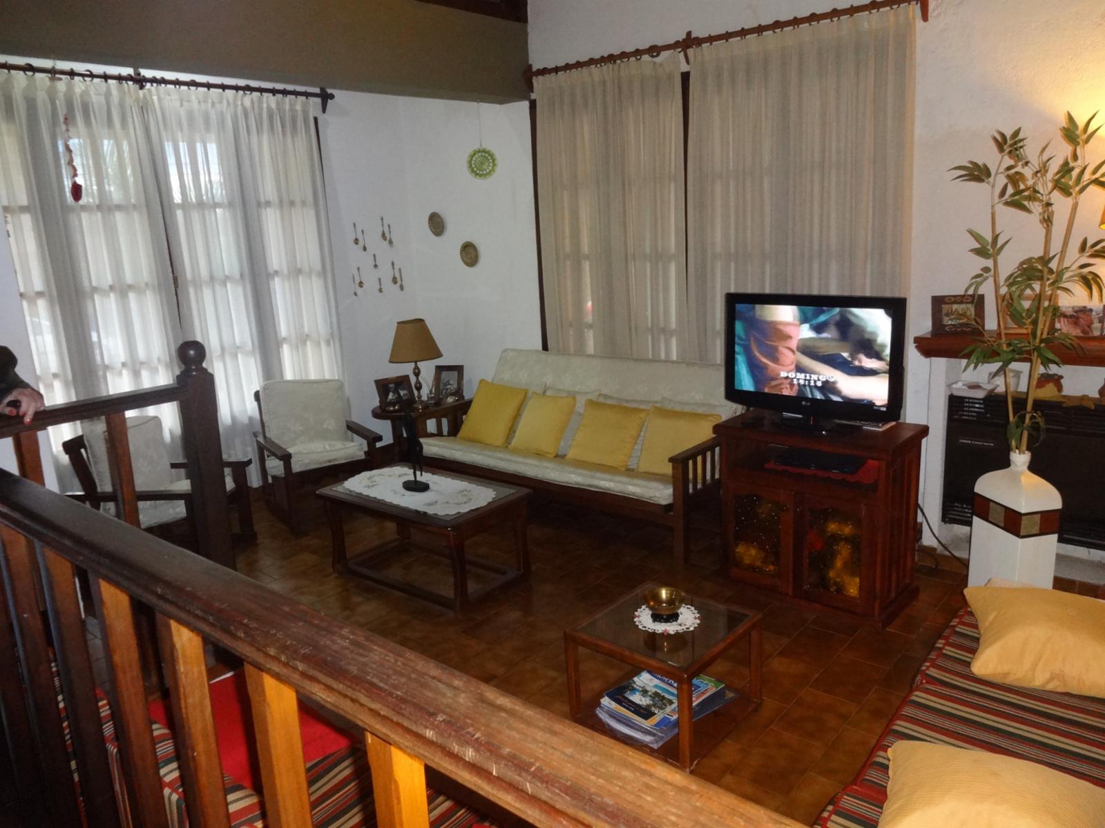 GUIDEK - STASIUK PROPIEDADES VENDE EXCELENTE CASA EN MUY BUENA UBICACION — foto 4