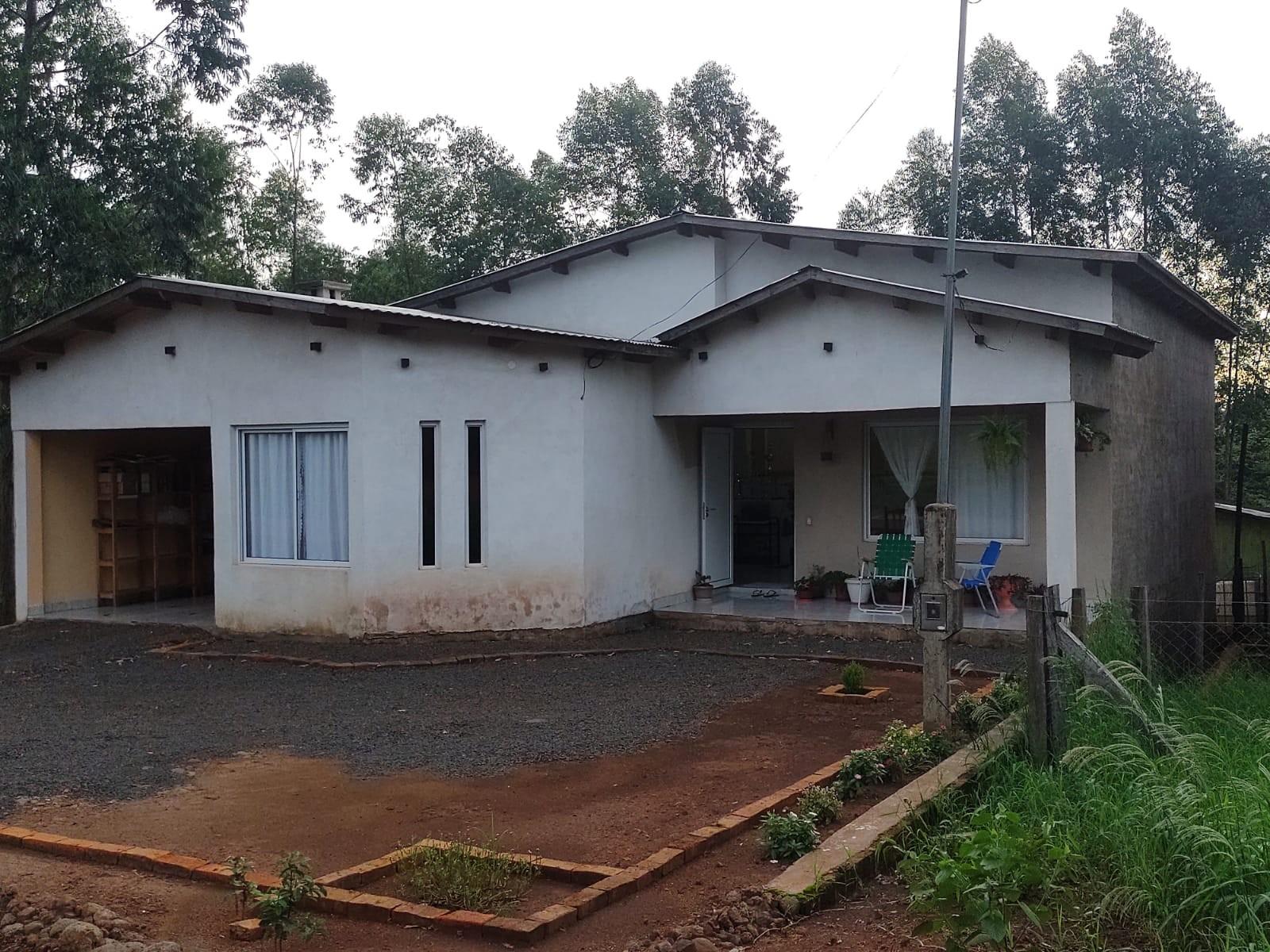 GUIDEK STASIUK PROPIEDADES VENDE AMPLIA CASA DE 4 DORMITORIOS — foto 3