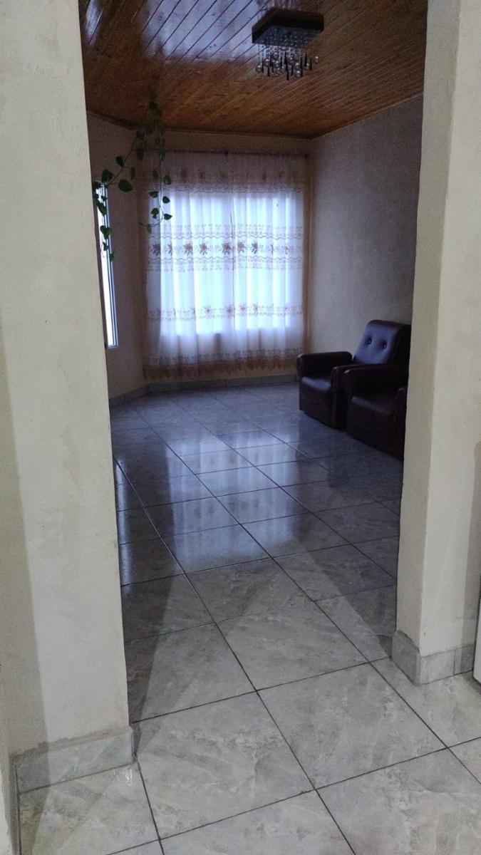 GUIDEK STASIUK PROPIEDADES VENDE AMPLIA CASA DE 4 DORMITORIOS — foto 5