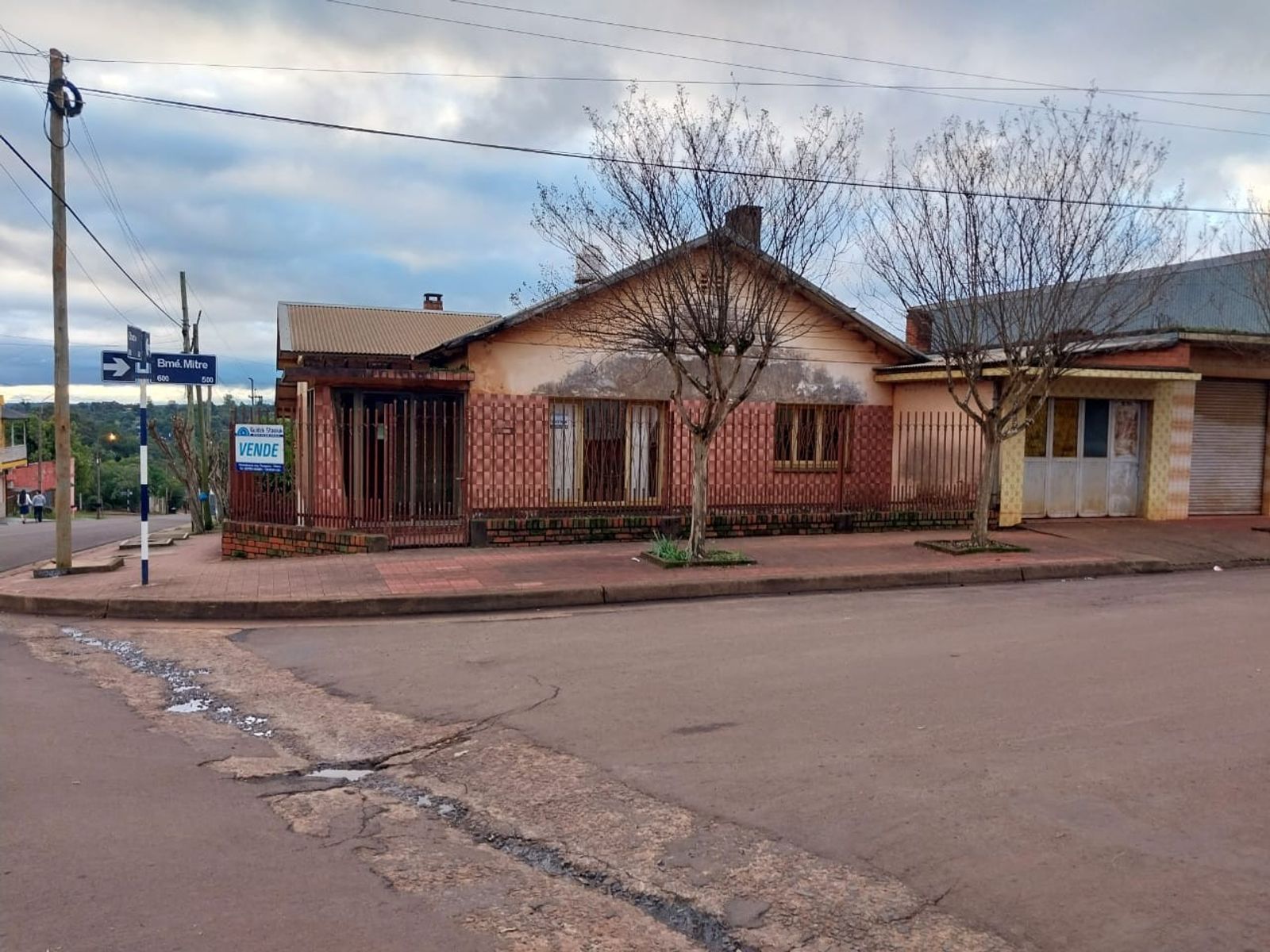 GUIDEK STASIUK PROPIEDADES VENDE AMPLIA CASA