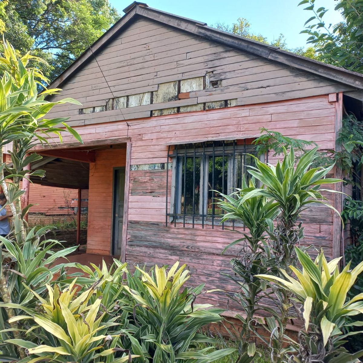GUIDEK STASIUK PROPIEDADES VENDE TERRENO CON CASA DE MADERA