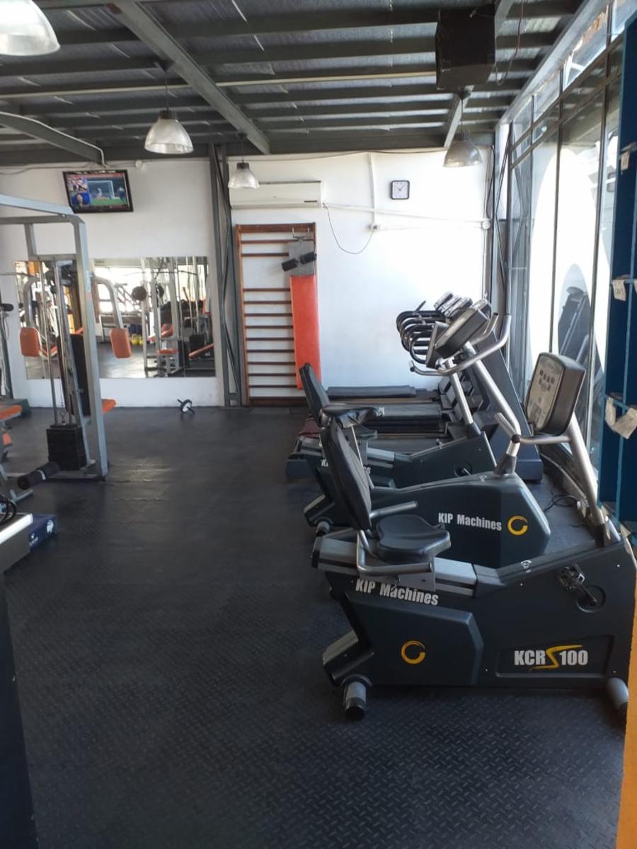 EXCELENTE PROPIEDAD EN VENTA CON FONDO DE COMERCIO DESTINO GIMNASIO EN CASTELAR — foto 2