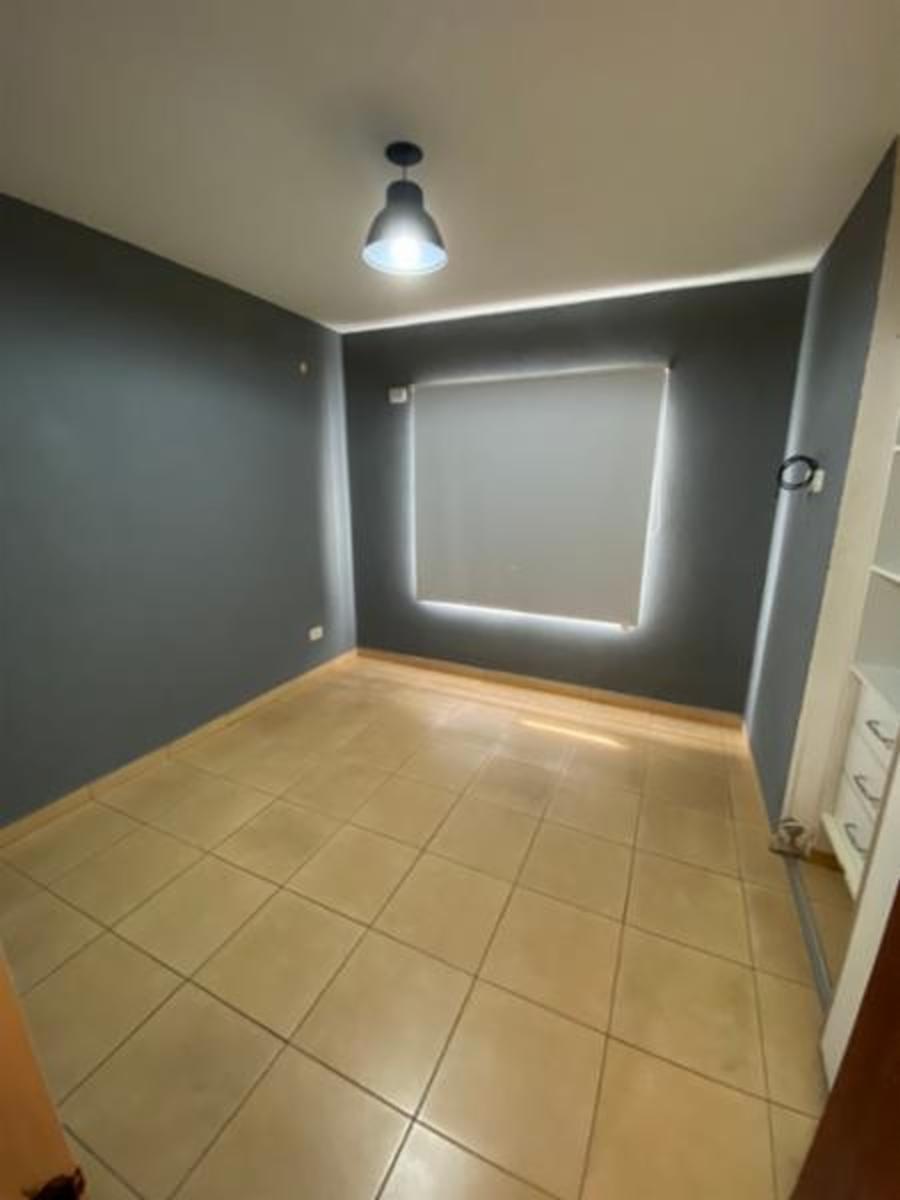 DEPARTAMENTO dos ambientes de 40 metros aprox , al frente con cochera individual y portón eléctrico cocina comedor todo integrado, dormitorio con placard , termo tanque eléctrico — foto 2