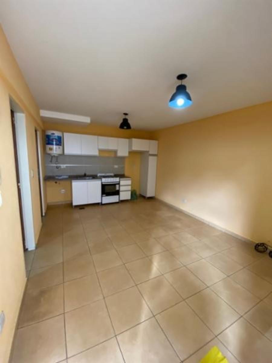 DEPARTAMENTO dos ambientes de 40 metros aprox , al frente con cochera individual y portón eléctrico cocina comedor todo integrado, dormitorio con placard , termo tanque eléctrico — foto 3