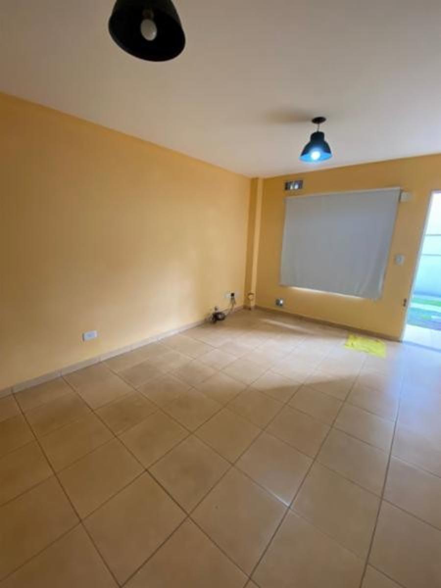 DEPARTAMENTO dos ambientes de 40 metros aprox , al frente con cochera individual y portón eléctrico cocina comedor todo integrado, dormitorio con placard , termo tanque eléctrico — foto 4