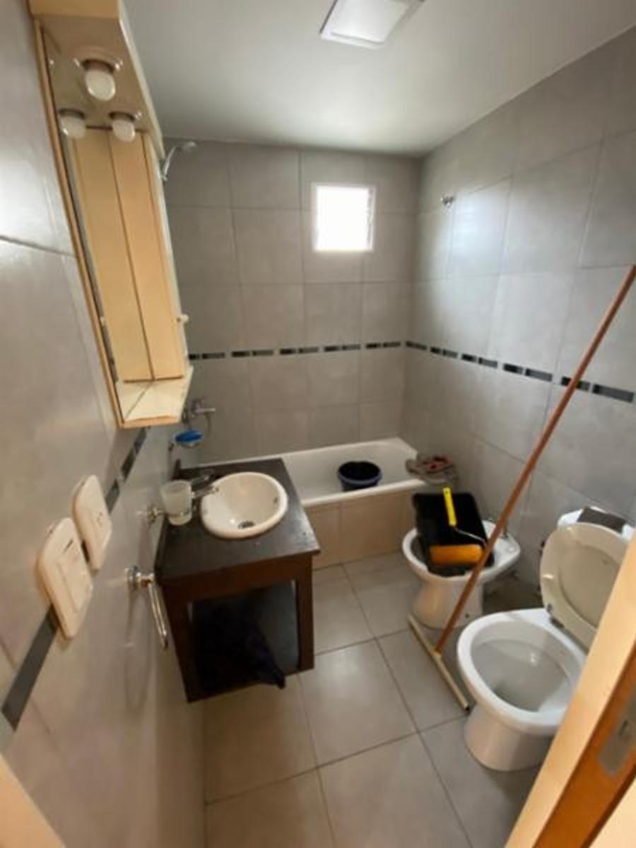 DEPARTAMENTO dos ambientes de 40 metros aprox , al frente con cochera individual y portón eléctrico cocina comedor todo integrado, dormitorio con placard , termo tanque eléctrico — foto 5