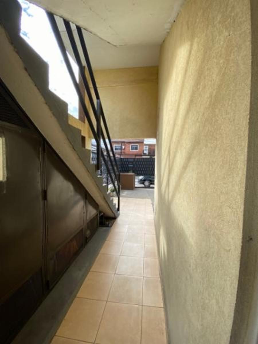 DEPARTAMENTO dos ambientes de 40 metros aprox , al frente con cochera individual y portón eléctrico cocina comedor todo integrado, dormitorio con placard , termo tanque eléctrico — foto 6